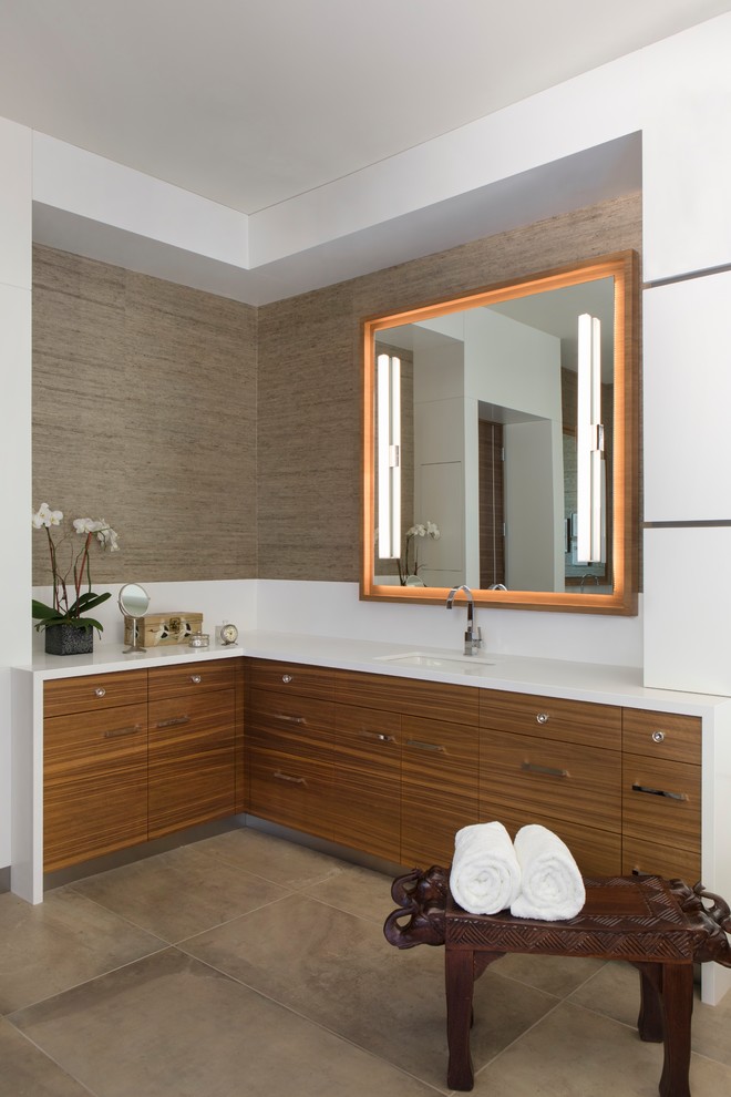 Cette image montre une grande salle d'eau design en bois clair avec un mur marron, un sol en calcaire, un plan de toilette en marbre et un sol beige.