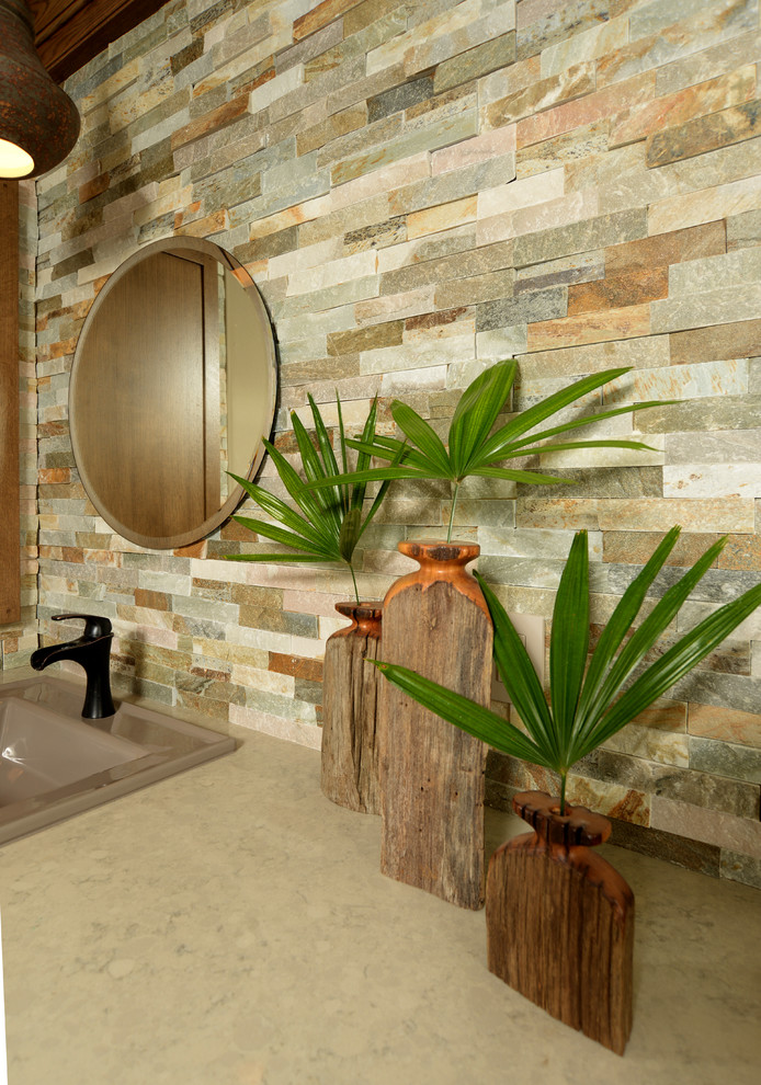 Idee per una stanza da bagno stile rurale con ante in legno scuro, piastrelle multicolore e lavabo sottopiano