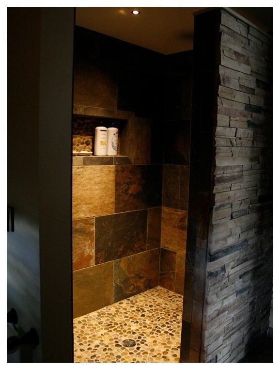 Ejemplo de cuarto de baño principal rural con baldosas y/o azulejos multicolor, baldosas y/o azulejos de porcelana y suelo de baldosas tipo guijarro