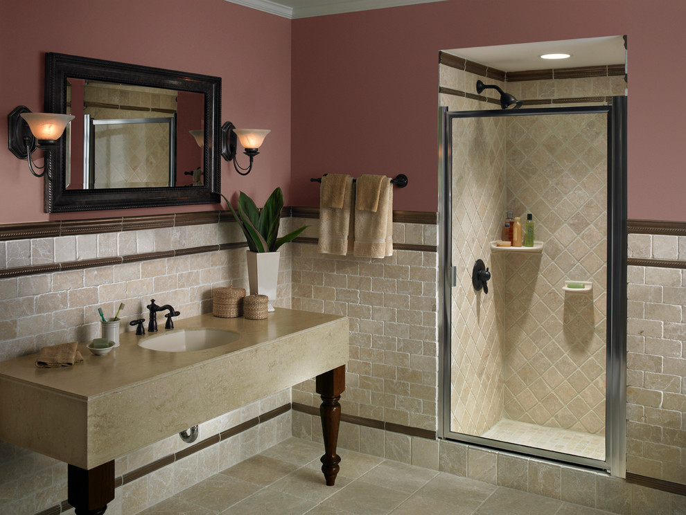 Inspiration för mellanstora klassiska en-suite badrum, med ett nedsänkt handfat, öppna hyllor, skåp i mörkt trä, bänkskiva i kalksten, en dusch i en alkov, beige kakel, stenkakel, rosa väggar, kalkstensgolv, beiget golv och dusch med gångjärnsdörr