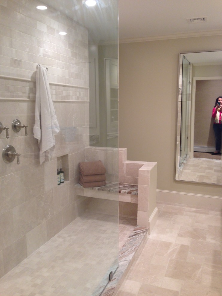 Свежая идея для дизайна: большая главная ванная комната в классическом стиле с монолитной раковиной, белыми фасадами, столешницей из гранита, открытым душем, бежевой плиткой, каменной плиткой, бежевыми стенами и полом из известняка - отличное фото интерьера