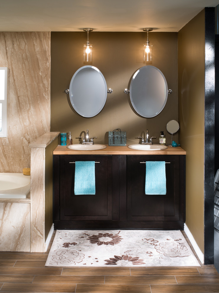 Modern inredning av ett mellanstort en-suite badrum, med ett nedsänkt handfat, släta luckor, skåp i mörkt trä, träbänkskiva, bruna väggar och mellanmörkt trägolv