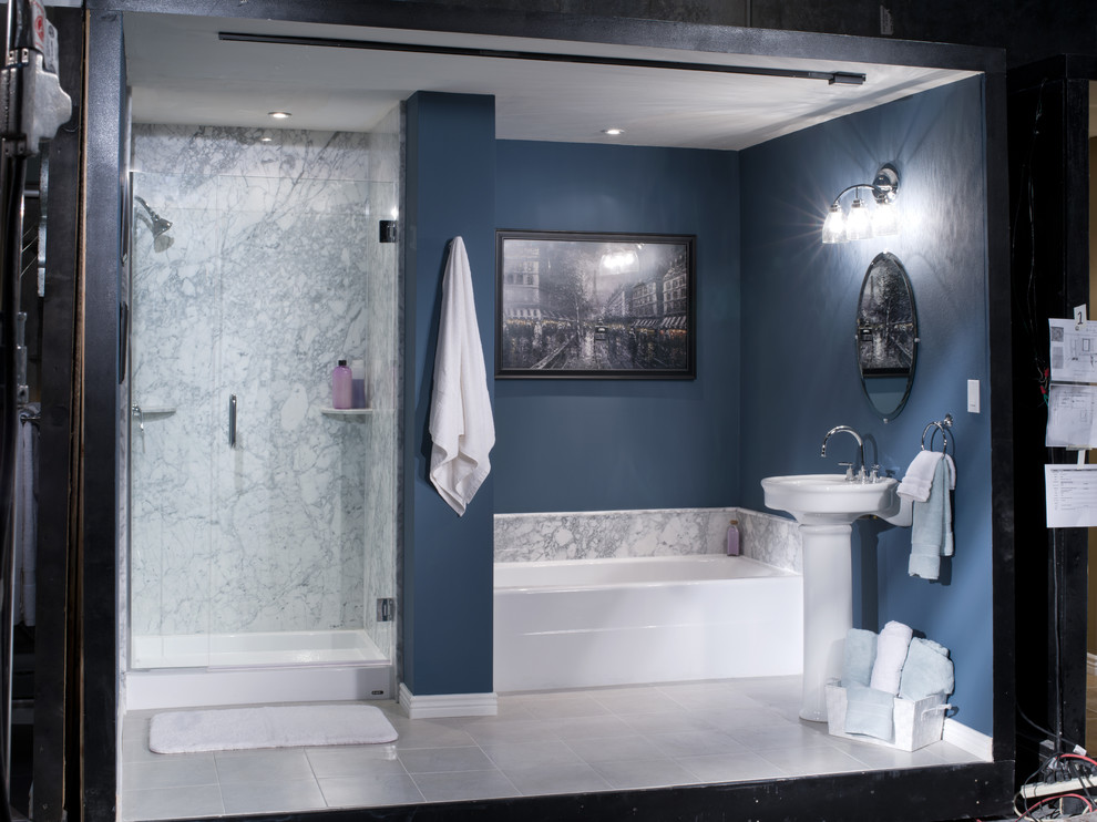 Foto di una stanza da bagno padronale minimalista di medie dimensioni con lavabo a colonna, vasca ad alcova, doccia alcova, piastrelle bianche, lastra di pietra e pareti blu