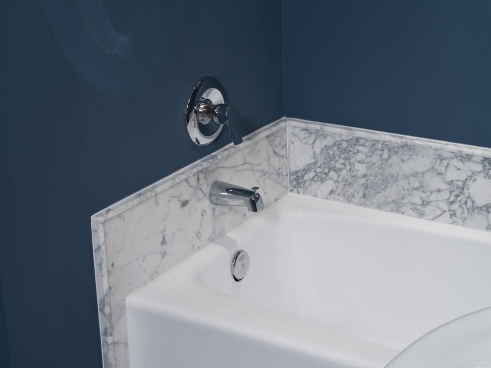 Свежая идея для дизайна: ванная комната среднего размера в стиле модернизм с ванной в нише, белой плиткой, плиткой из листового камня и синими стенами - отличное фото интерьера