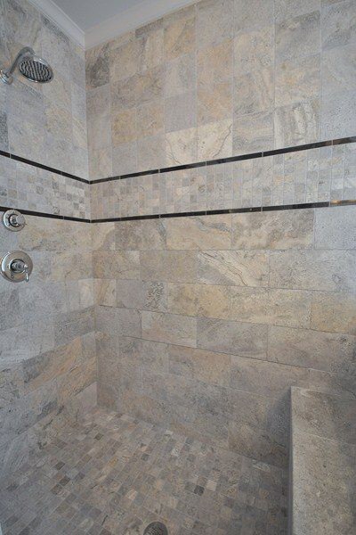 Diseño de cuarto de baño principal contemporáneo grande con ducha esquinera, baldosas y/o azulejos grises, baldosas y/o azulejos de piedra, paredes grises y suelo de piedra caliza