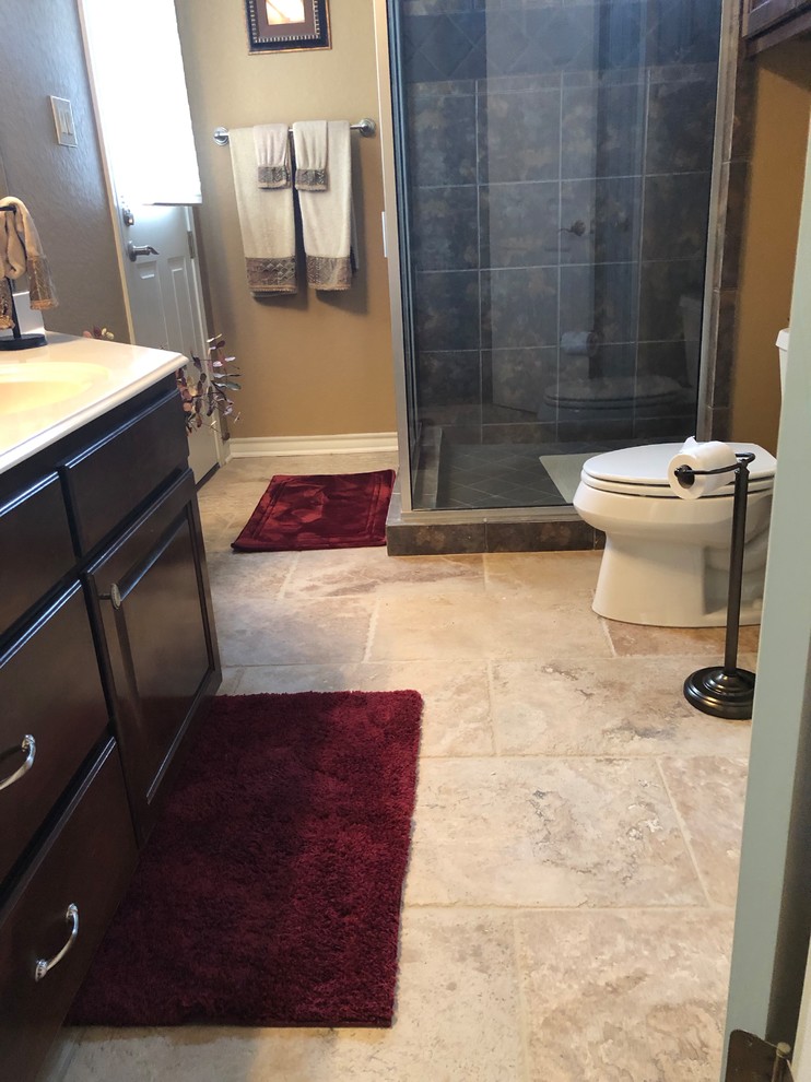 Idéer för mycket stora vintage badrum med dusch, med beiget golv