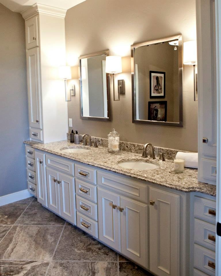 Ejemplo de cuarto de baño rural con puertas de armario blancas, encimera de granito, baldosas y/o azulejos grises y baldosas y/o azulejos de piedra