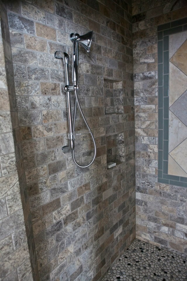 Inspiration för rustika badrum, med en öppen dusch, grå kakel och stenkakel