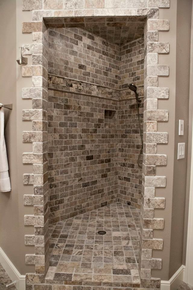 Idée de décoration pour une salle de bain chalet avec un carrelage gris et un carrelage de pierre.