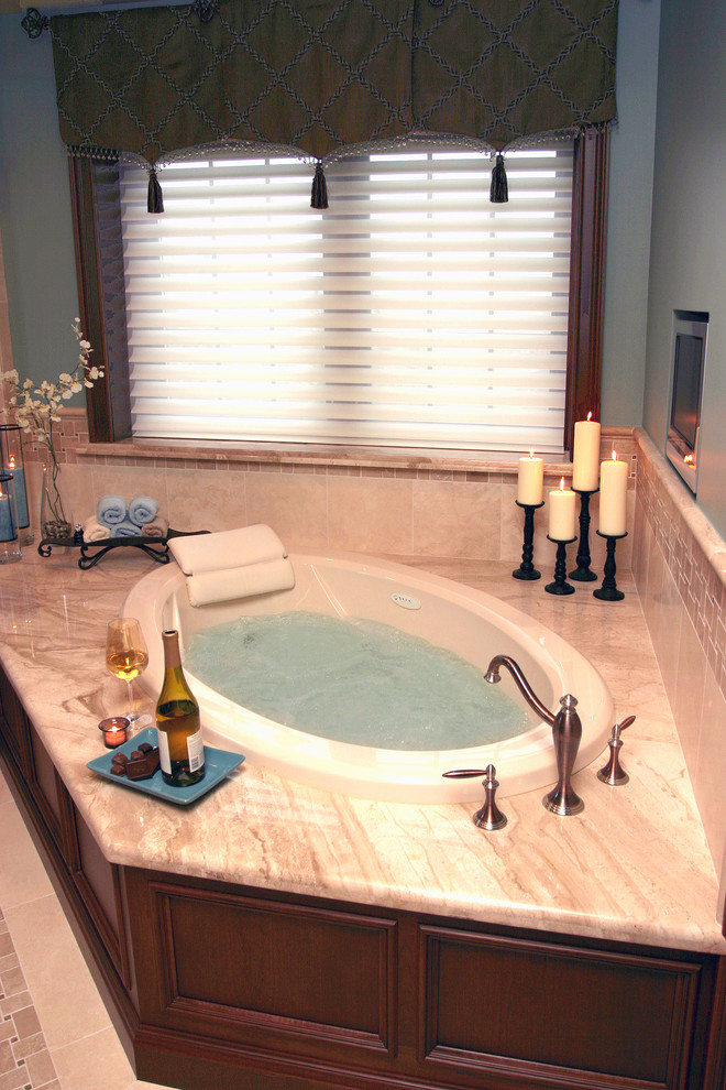 Bild på ett mellanstort vintage en-suite badrum, med ett fristående handfat, marmorbänkskiva, ett platsbyggt badkar, en hörndusch, en toalettstol med separat cisternkåpa, beige kakel, stenkakel, blå väggar och marmorgolv