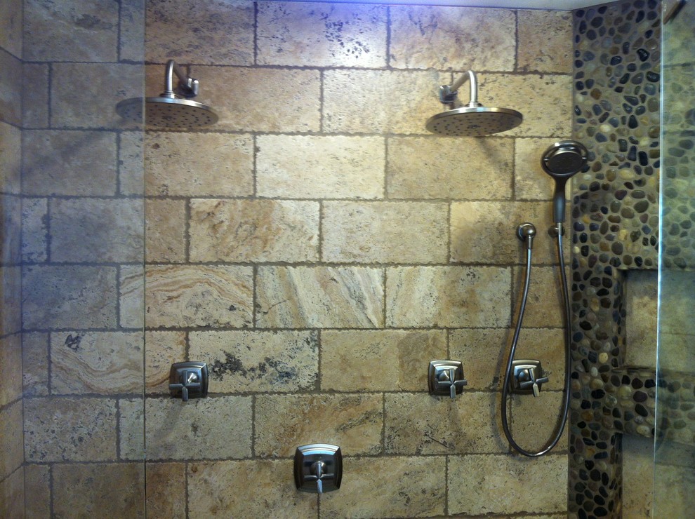 Foto di una grande stanza da bagno padronale rustica con lavabo a colonna, doccia doppia, WC a due pezzi, piastrelle marroni, piastrelle in pietra, pareti grigie e pavimento in travertino
