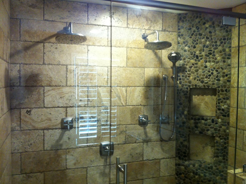Idée de décoration pour une grande salle de bain principale chalet avec un lavabo de ferme, une douche double, WC séparés, un carrelage marron, un carrelage de pierre, un mur gris et un sol en travertin.