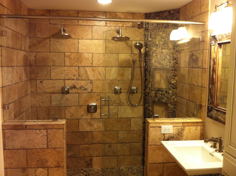 На фото: большая главная ванная комната в стиле рустика с двойным душем, раздельным унитазом, коричневой плиткой, каменной плиткой и серыми стенами