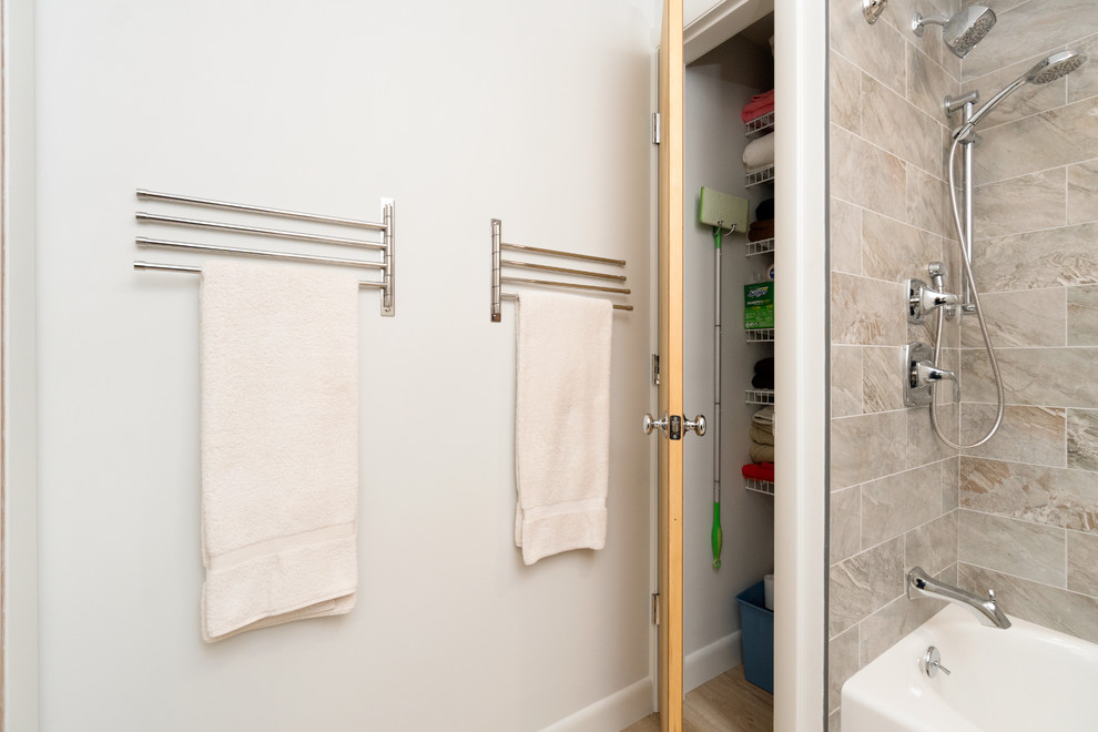 Idéer för ett mellanstort klassiskt flerfärgad en-suite badrum, med skåp i shakerstil, grå skåp, ett platsbyggt badkar, en dusch/badkar-kombination, en toalettstol med separat cisternkåpa, beige kakel, porslinskakel, gröna väggar, laminatgolv, ett undermonterad handfat, bänkskiva i återvunnet glas, brunt golv och dusch med duschdraperi