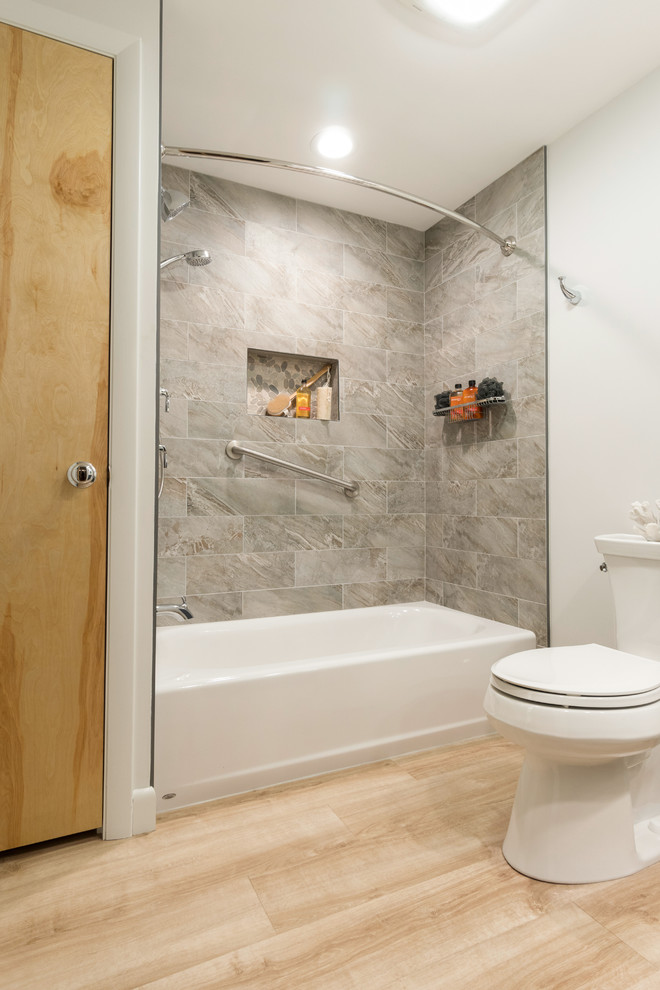 Свежая идея для дизайна: главная ванная комната среднего размера в классическом стиле с фасадами в стиле шейкер, серыми фасадами, накладной ванной, душем над ванной, раздельным унитазом, бежевой плиткой, керамогранитной плиткой, зелеными стенами, полом из ламината, врезной раковиной, столешницей из переработанного стекла, коричневым полом, шторкой для ванной и разноцветной столешницей - отличное фото интерьера