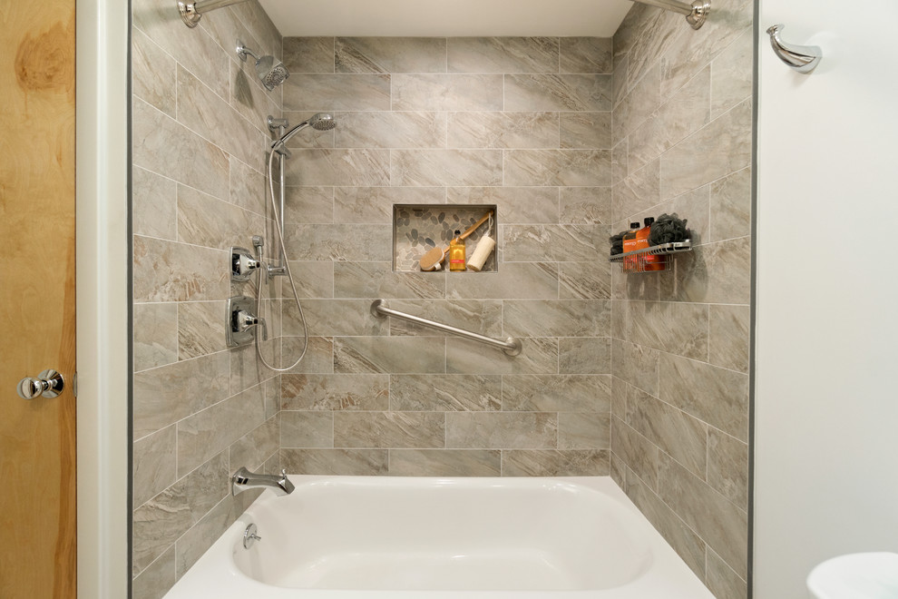 На фото: главная ванная комната среднего размера в классическом стиле с фасадами в стиле шейкер, серыми фасадами, накладной ванной, душем над ванной, раздельным унитазом, бежевой плиткой, керамогранитной плиткой, зелеными стенами, полом из ламината, врезной раковиной, столешницей из переработанного стекла, коричневым полом, шторкой для ванной и разноцветной столешницей с