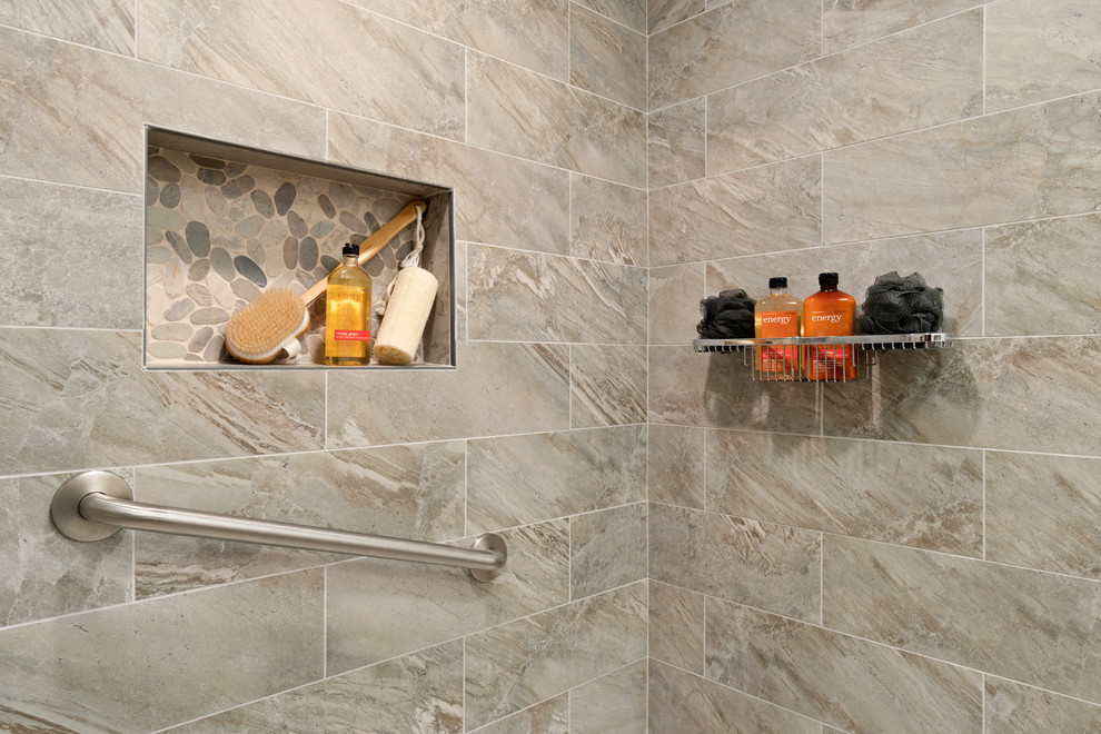 Klassisk inredning av ett mellanstort flerfärgad flerfärgat en-suite badrum, med skåp i shakerstil, grå skåp, ett platsbyggt badkar, en dusch/badkar-kombination, en toalettstol med separat cisternkåpa, beige kakel, porslinskakel, gröna väggar, laminatgolv, ett undermonterad handfat, bänkskiva i återvunnet glas, brunt golv och dusch med duschdraperi