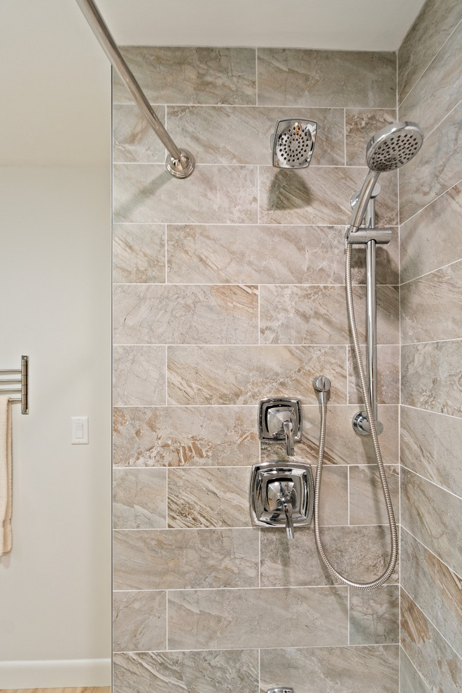 Exempel på ett mellanstort klassiskt flerfärgad flerfärgat en-suite badrum, med skåp i shakerstil, grå skåp, ett platsbyggt badkar, en dusch/badkar-kombination, en toalettstol med separat cisternkåpa, beige kakel, porslinskakel, gröna väggar, laminatgolv, ett undermonterad handfat, bänkskiva i återvunnet glas, brunt golv och dusch med duschdraperi