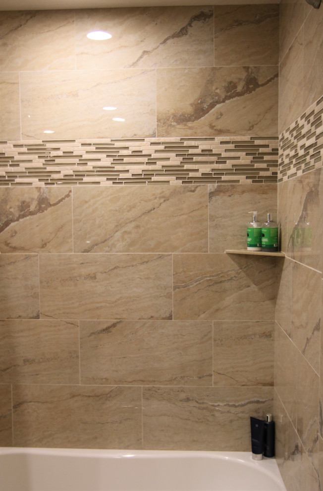 Esempio di una piccola stanza da bagno padronale tradizionale con vasca ad alcova, vasca/doccia, piastrelle beige, piastrelle in gres porcellanato, pareti beige e doccia con tenda