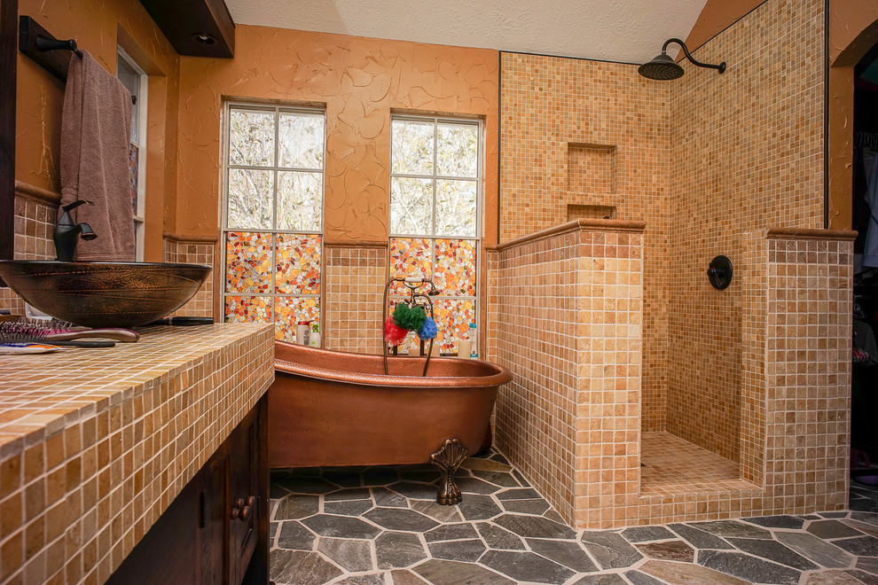 Bild på ett vintage en-suite badrum, med ett badkar med tassar, en hörndusch, skiffergolv och kaklad bänkskiva