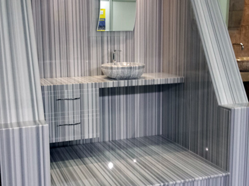 Diseño de cuarto de baño principal marinero con baldosas y/o azulejos grises, baldosas y/o azulejos de piedra, suelo de mármol y encimera de mármol