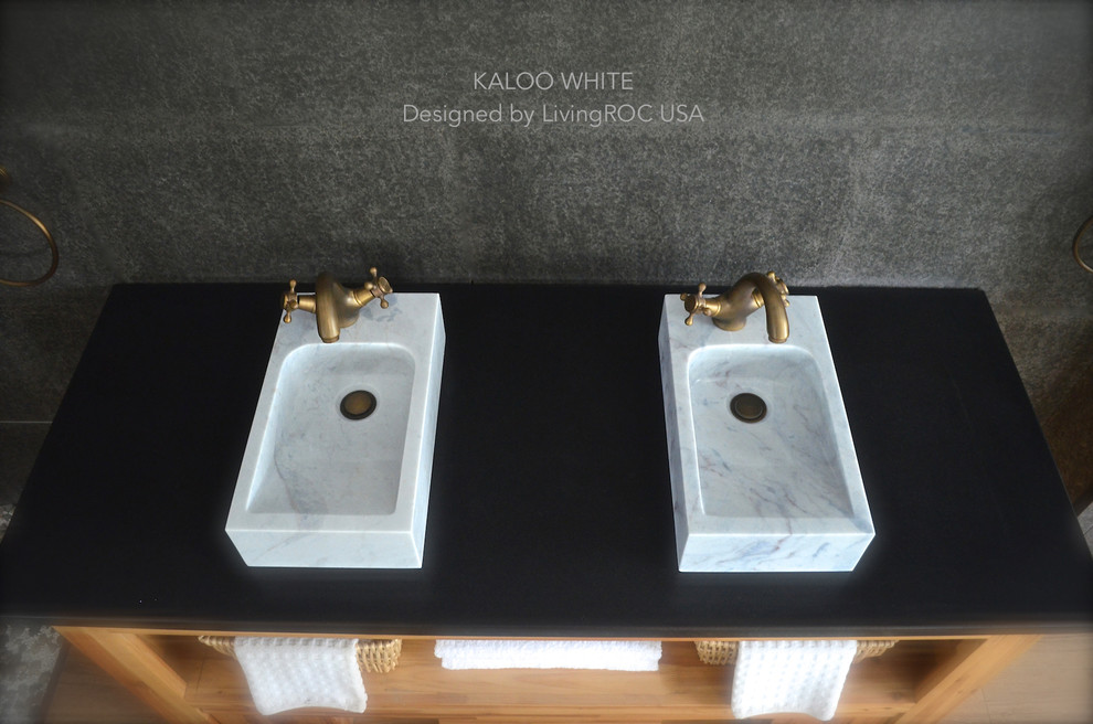 Diseño de cuarto de baño de estilo americano con lavabo sobreencimera