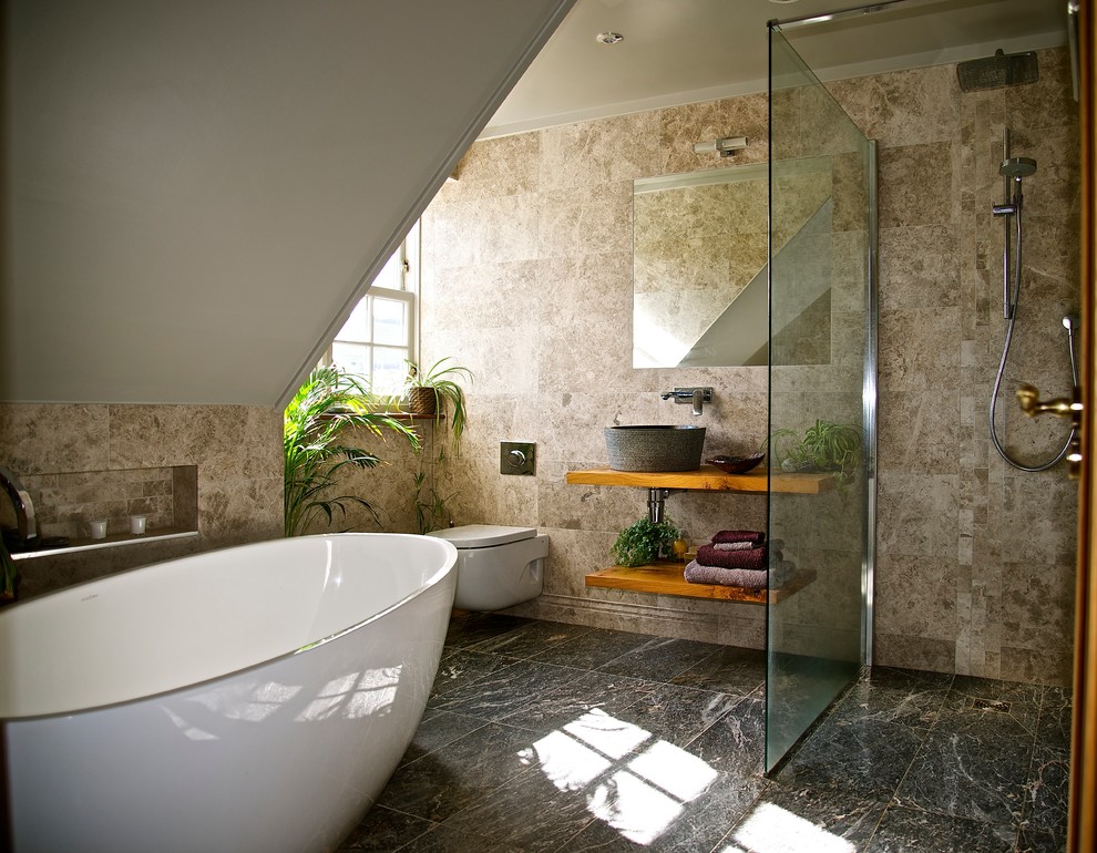 Пример оригинального дизайна: главная ванная комната в современном стиле с настольной раковиной, открытыми фасадами, фасадами цвета дерева среднего тона, столешницей из дерева, отдельно стоящей ванной, открытым душем, инсталляцией, бежевой плиткой и открытым душем