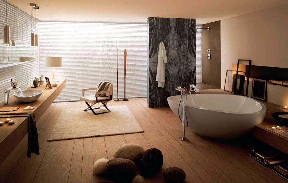 Exempel på ett modernt en-suite badrum, med ett fristående handfat, ett fristående badkar och en öppen dusch