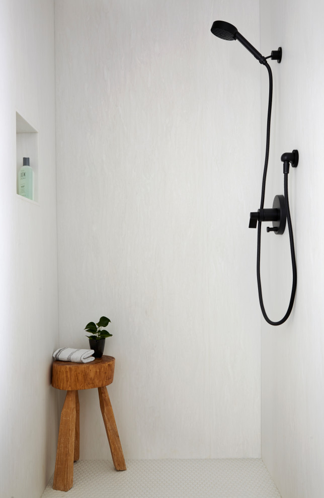 Exempel på ett modernt badrum, med en öppen dusch och vit kakel