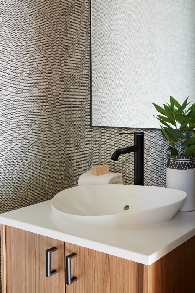 Immagine di una stanza da bagno design con doccia aperta, piastrelle bianche, top in quarzite e top bianco