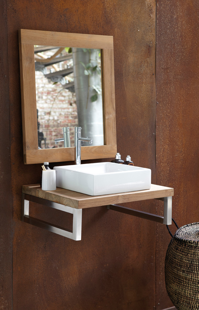 Inredning av ett modernt litet badrum med dusch, med ett fristående handfat, skåp i mellenmörkt trä, träbänkskiva och bruna väggar