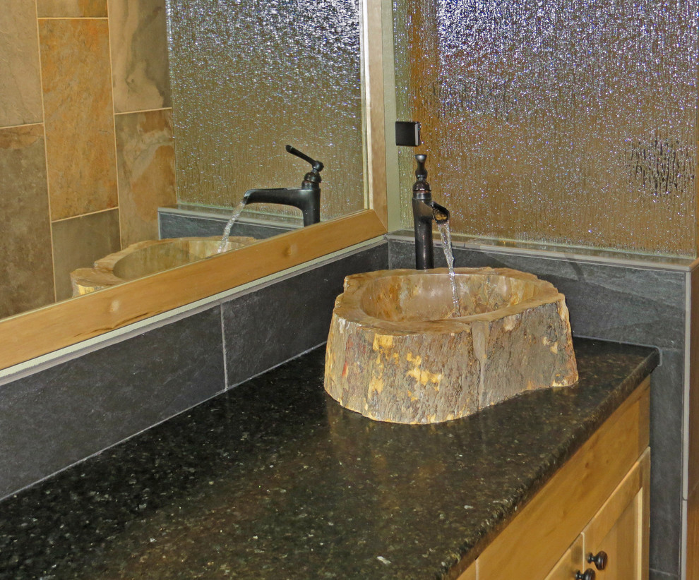 Cette image montre une salle de bain principale bohème en bois clair avec un placard à porte shaker, une douche ouverte, WC séparés, un carrelage gris, un carrelage de pierre, un sol en linoléum, une vasque et un plan de toilette en granite.