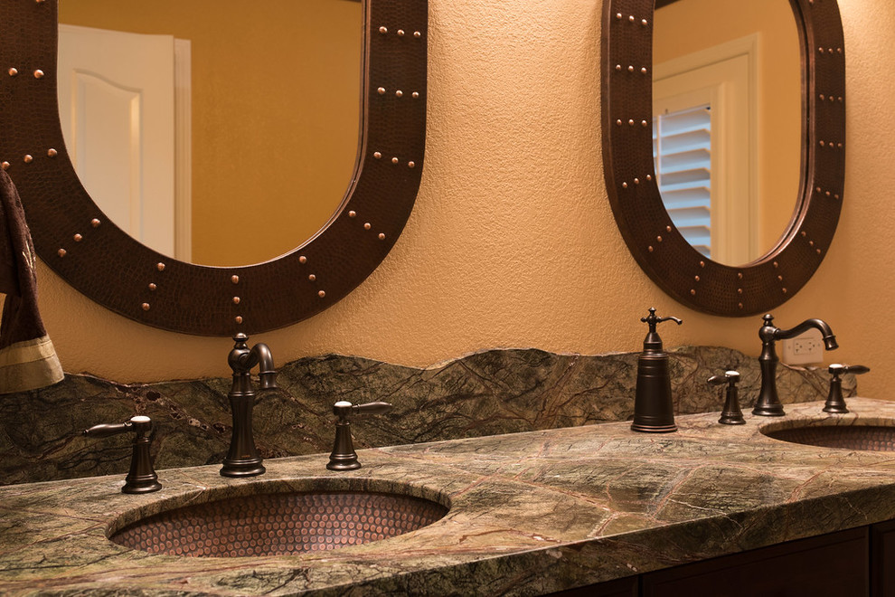 Inredning av ett rustikt litet flerfärgad flerfärgat badrum, med luckor med infälld panel, skåp i mörkt trä, ett badkar i en alkov, en dusch/badkar-kombination, en toalettstol med hel cisternkåpa, flerfärgad kakel, orange väggar, skiffergolv, ett undermonterad handfat, granitbänkskiva, beiget golv och dusch med skjutdörr