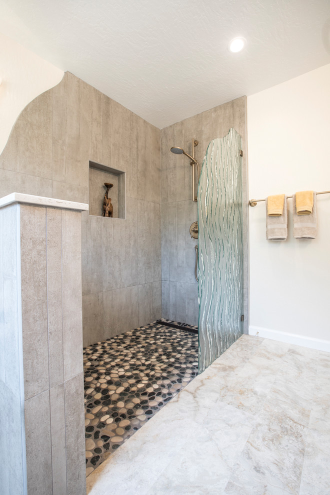 Idee per una grande stanza da bagno padronale design con doccia aperta, piastrelle grigie, piastrelle in ceramica, lavabo a bacinella, pareti beige, pavimento con piastrelle di ciottoli, pavimento grigio e doccia aperta