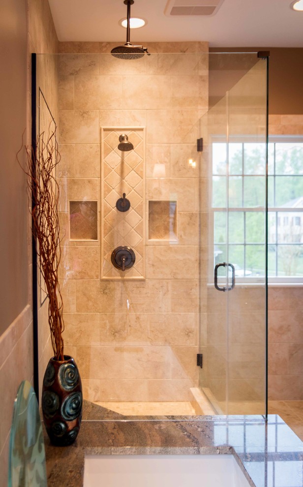 Источник вдохновения для домашнего уюта: большая главная ванная комната в стиле неоклассика (современная классика) с полновстраиваемой ванной, разноцветной плиткой, керамогранитной плиткой, полом из керамогранита, угловым душем, душем с распашными дверями, фасадами с декоративным кантом, белыми фасадами, раздельным унитазом, бежевыми стенами, врезной раковиной, столешницей из гранита, бежевым полом и бежевой столешницей