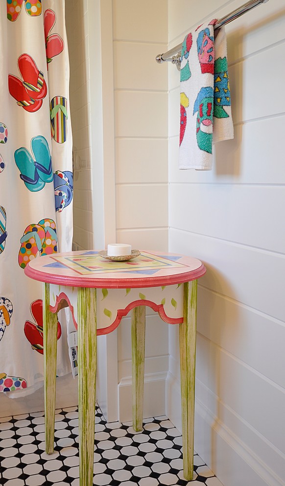 Maritimes Badezimmer mit weißer Wandfarbe, braunem Holzboden und Speckstein-Waschbecken/Waschtisch in Boston