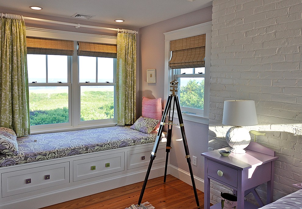 Maritimes Badezimmer mit lila Wandfarbe und braunem Holzboden in Boston