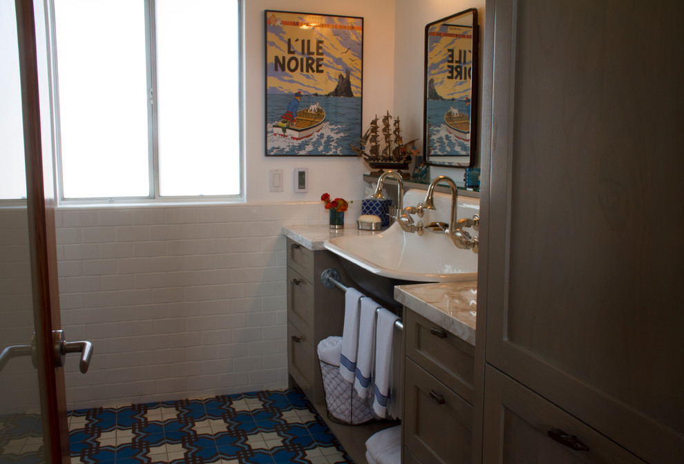 This is an example of a coastal bathroom in Los Angeles.