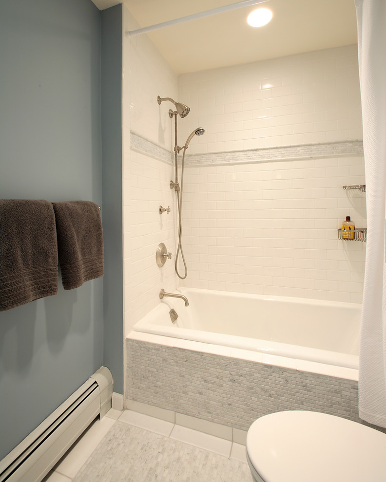 Idée de décoration pour une salle de bain design avec mosaïque et un combiné douche/baignoire.