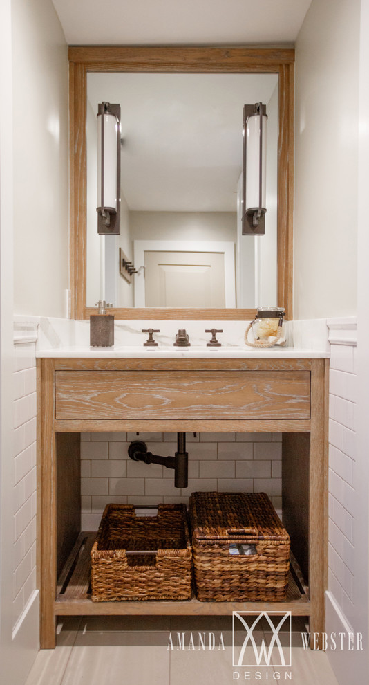 Esempio di una stanza da bagno con doccia stile marino con nessun'anta, ante in legno chiaro, piastrelle bianche, piastrelle in ceramica, lavabo sottopiano e top in marmo