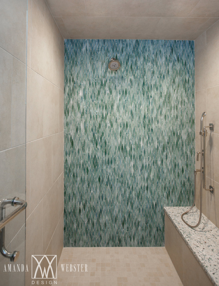 Imagen de cuarto de baño principal costero con baldosas y/o azulejos verdes, baldosas y/o azulejos de vidrio y suelo de baldosas de porcelana