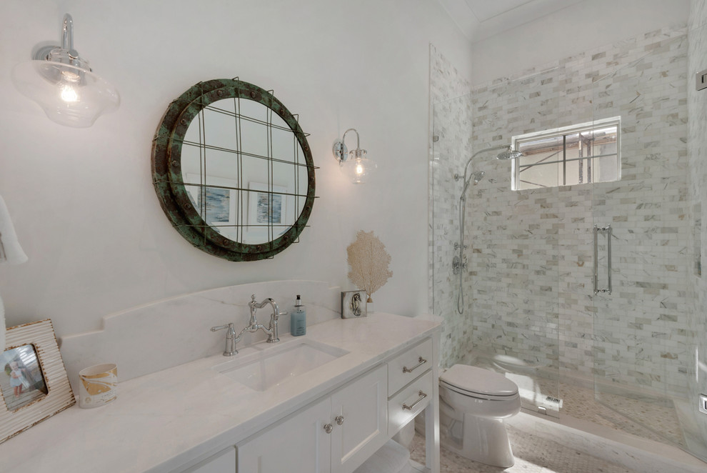 Modernes Badezimmer mit offener Dusche, Marmorboden, Einbauwaschbecken, Marmorfliesen und weißer Wandfarbe in Miami