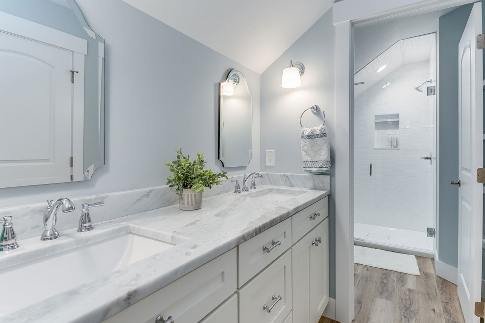 Свежая идея для дизайна: ванная комната среднего размера в стиле неоклассика (современная классика) с фасадами в стиле шейкер, белыми фасадами, душем в нише, синими стенами, душевой кабиной, врезной раковиной, бежевым полом, душем с распашными дверями, серой столешницей, нишей, тумбой под две раковины и встроенной тумбой - отличное фото интерьера