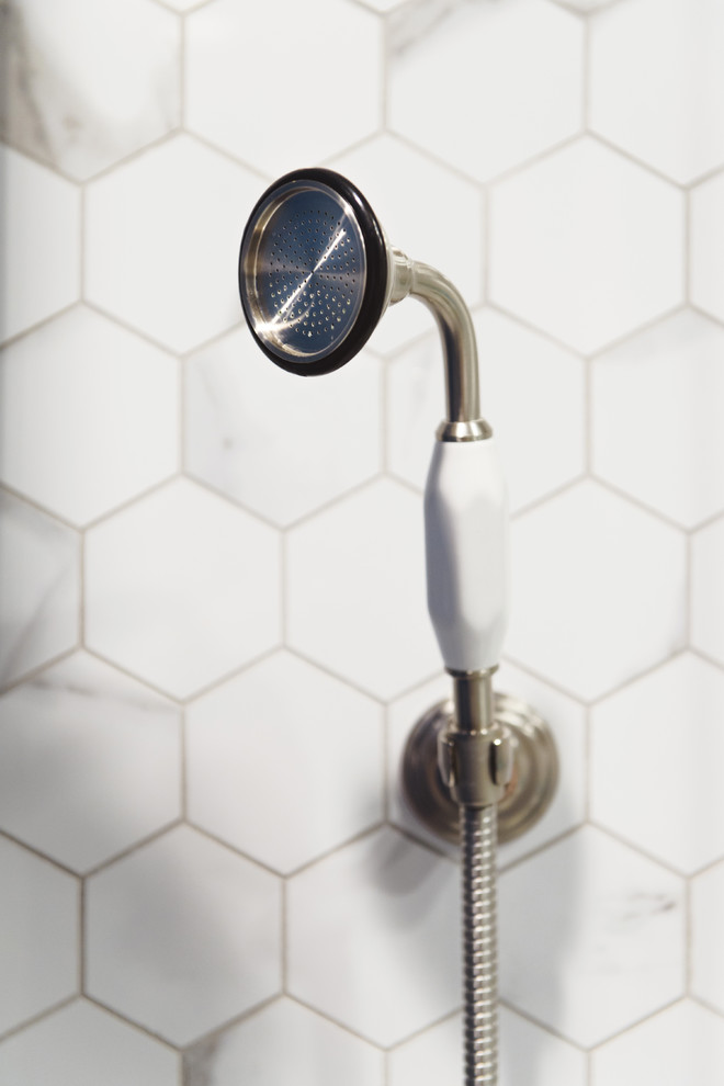 Esempio di una piccola stanza da bagno con doccia stile marino con doccia a filo pavimento, piastrelle blu, piastrelle in gres porcellanato, pareti grigie, pavimento in gres porcellanato e porta doccia scorrevole