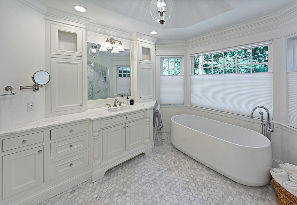 Пример оригинального дизайна: главная ванная комната среднего размера в стиле неоклассика (современная классика) с плоскими фасадами, белыми фасадами, отдельно стоящей ванной, двойным душем, белой плиткой, белыми стенами, полом из керамогранита, врезной раковиной, столешницей из талькохлорита, белым полом, душем с распашными дверями и белой столешницей