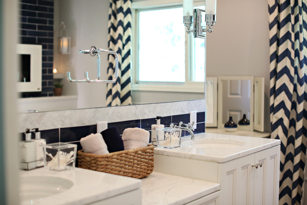 Inredning av ett modernt stort en-suite badrum, med luckor med infälld panel, vita skåp, ett fristående badkar, en öppen dusch, blå kakel, keramikplattor, grå väggar, mörkt trägolv, marmorbänkskiva, en toalettstol med hel cisternkåpa och ett undermonterad handfat