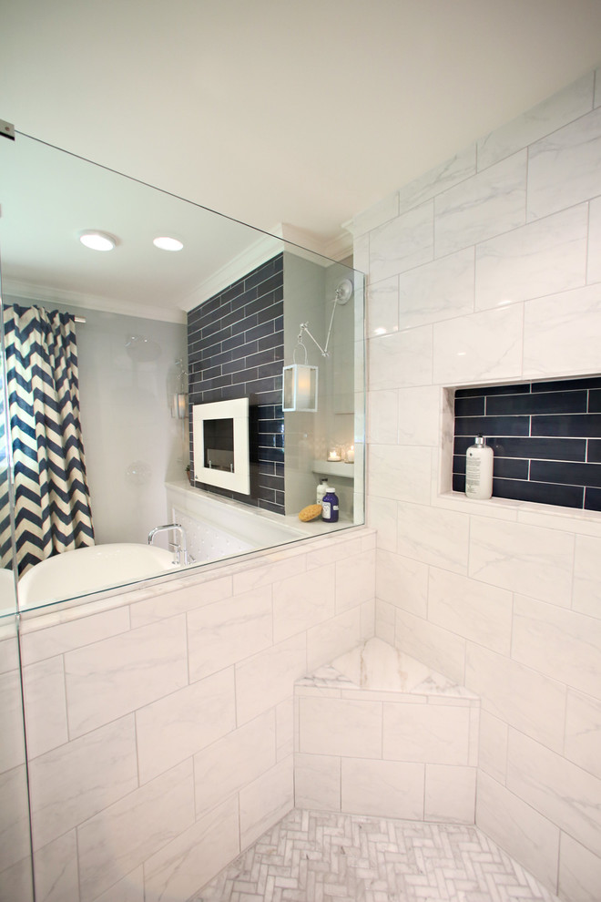 Пример оригинального дизайна: большая главная ванная комната в стиле модернизм с фасадами с утопленной филенкой, белыми фасадами, отдельно стоящей ванной, открытым душем, синей плиткой, керамической плиткой, серыми стенами, темным паркетным полом, мраморной столешницей, унитазом-моноблоком и врезной раковиной