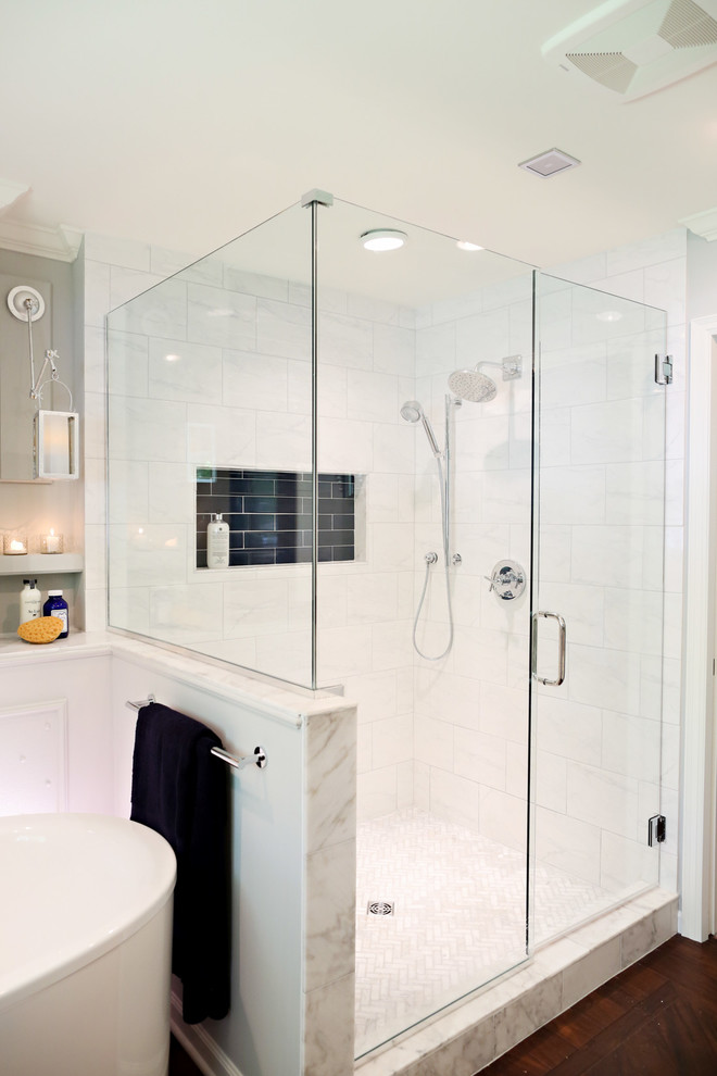 Idéer för ett stort modernt en-suite badrum, med luckor med infälld panel, vita skåp, ett fristående badkar, en öppen dusch, blå kakel, keramikplattor, grå väggar, mörkt trägolv, marmorbänkskiva, en toalettstol med hel cisternkåpa och ett undermonterad handfat