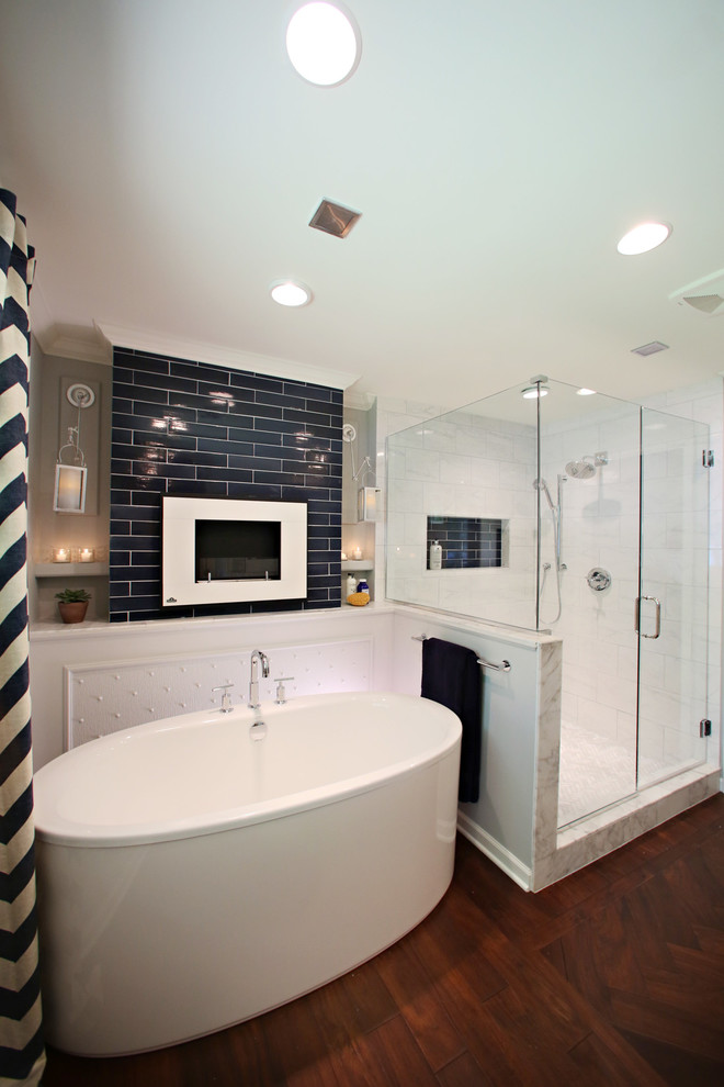Источник вдохновения для домашнего уюта: большая главная ванная комната в стиле модернизм с фасадами с утопленной филенкой, белыми фасадами, отдельно стоящей ванной, открытым душем, синей плиткой, керамической плиткой, серыми стенами, темным паркетным полом, мраморной столешницей, унитазом-моноблоком и врезной раковиной