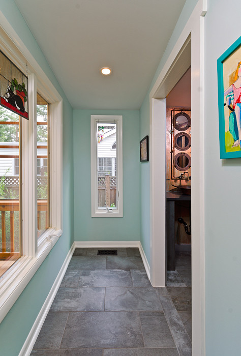 Идея дизайна: маленькая ванная комната в викторианском стиле с синими стенами, полом из керамической плитки, душевой кабиной, настольной раковиной и столешницей из гранита для на участке и в саду